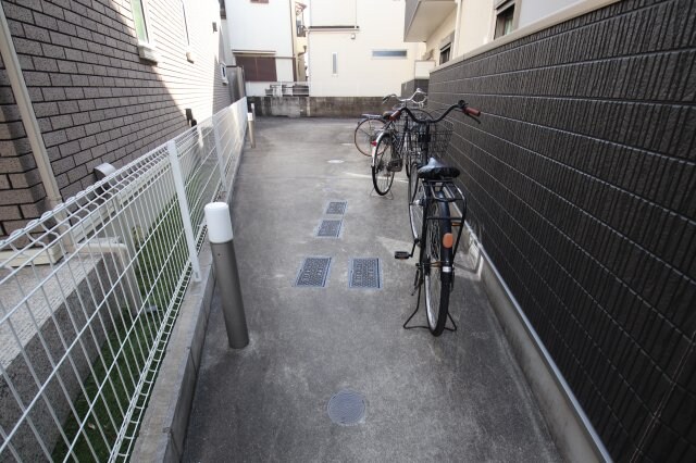 物件内観写真3　(駐輪場)