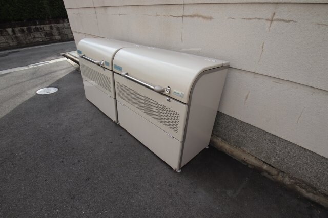 物件内観写真4　(敷地内ゴミ置き場)