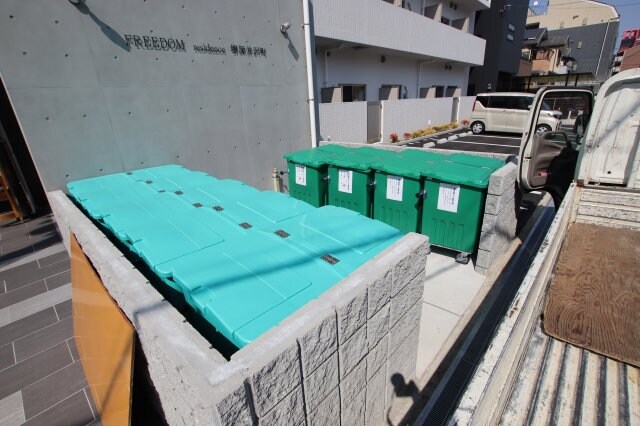 物件内観写真5　(敷地内ゴミ捨場)