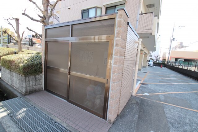 物件内観写真5　(敷地内ゴミ置き場)