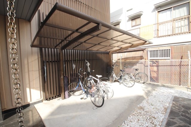 物件内観写真3　(駐輪場)