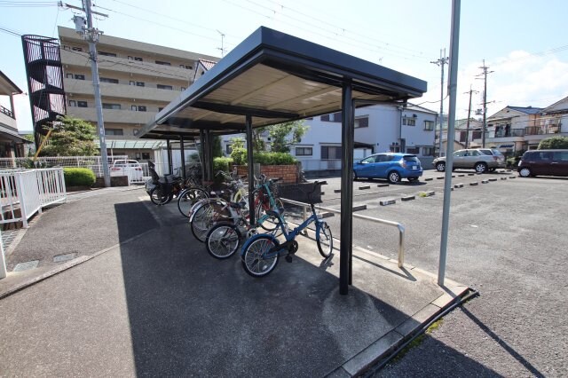 物件内観写真4　(駐輪場)