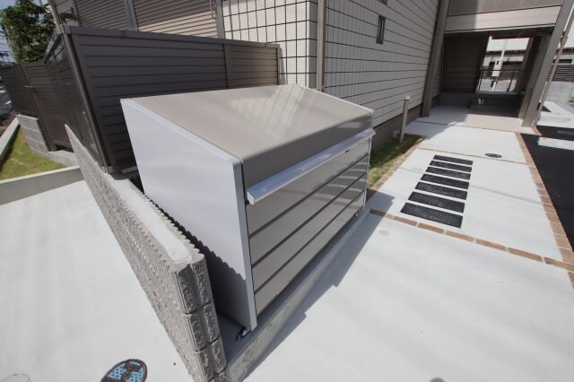 物件内観写真5　(敷地内ゴミ捨場)