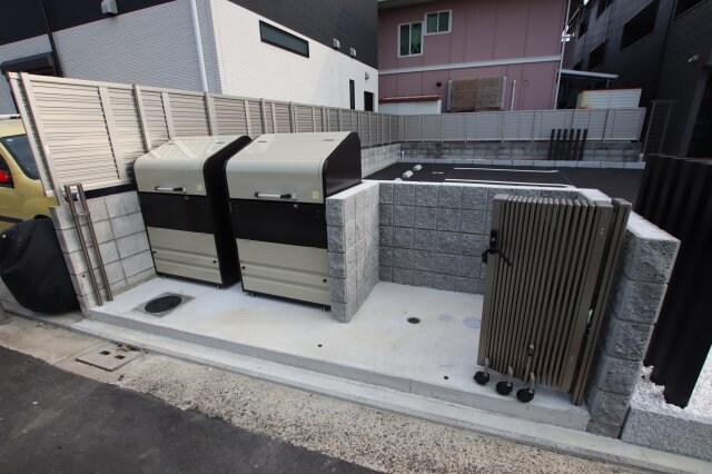 物件内観写真5　(敷地内ゴミ捨場)