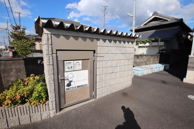 物件内観写真5　(敷地内ゴミ置き場)