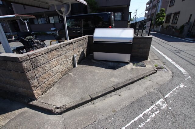 物件内観写真5　(敷地内ゴミ捨場)