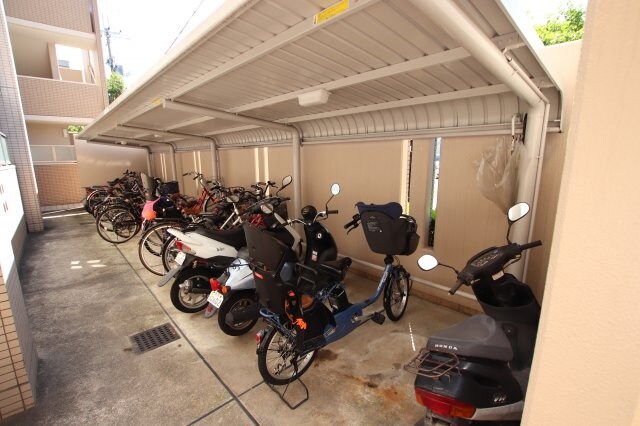 物件内観写真4　(駐輪場)
