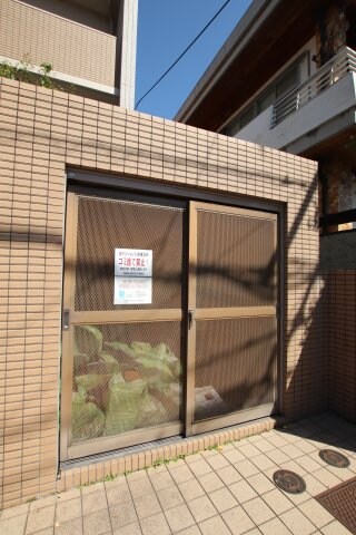 物件内観写真5　(敷地内ゴミ捨場)