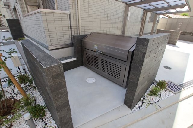 物件内観写真5　(敷地内ゴミ捨場)