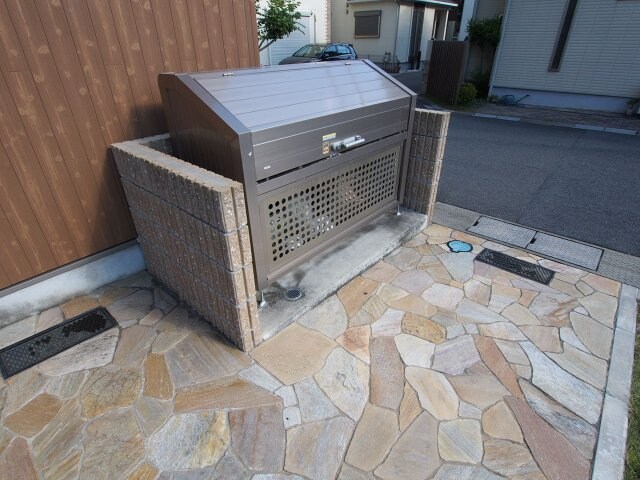 物件内観写真5　(敷地内ゴミ捨場)