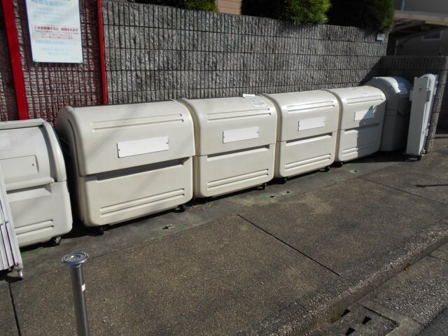 物件内観写真5　(敷地内ゴミ捨場)