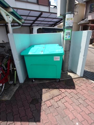 物件内観写真5　(敷地内ゴミ捨場)