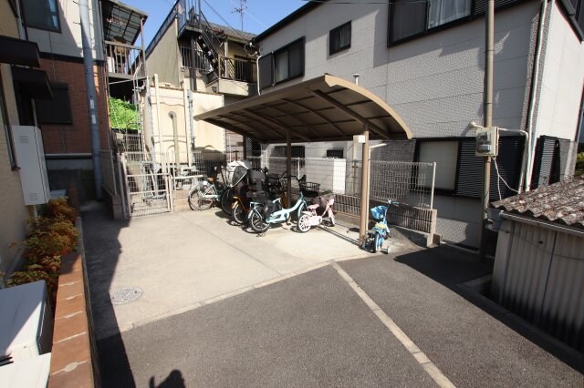 物件内観写真4　(駐輪場)