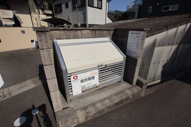 物件内観写真5　(敷地内ゴミ置き場)