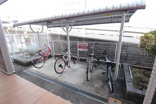 物件内観写真4　(駐輪場)