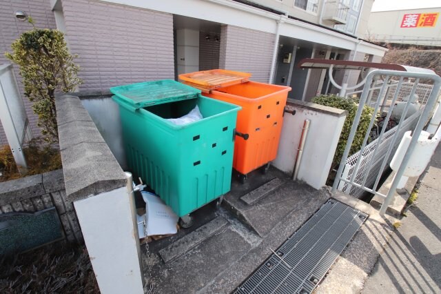 物件内観写真5　(敷地内ゴミ置き場)