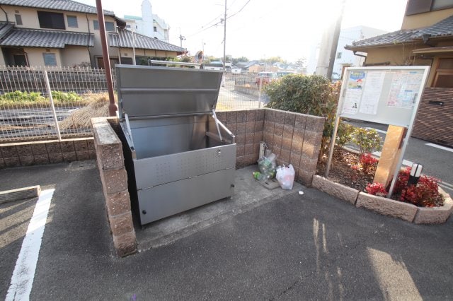 物件内観写真5　(敷地内ゴミ置き場)