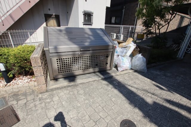 物件内観写真5　(敷地内ゴミ捨場)