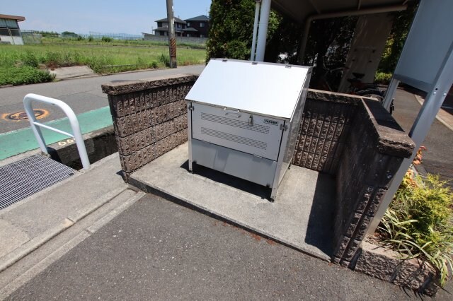 物件内観写真5　(敷地内ゴミ捨場)