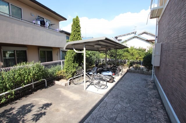 物件内観写真4　(駐輪場)