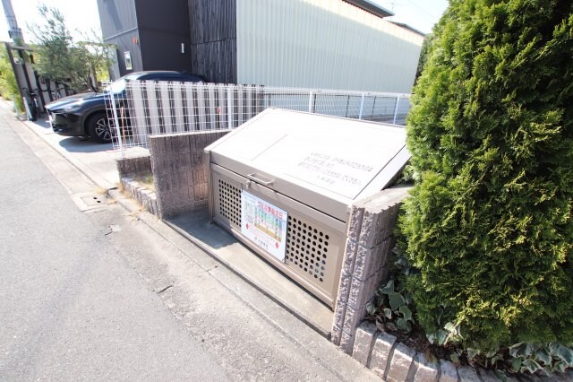 物件内観写真5　(敷地内ゴミ置き場)