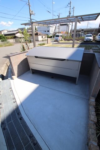 物件内観写真4　(敷地内ごみ置き場)