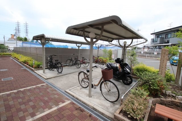 物件内観写真4　(駐輪場)