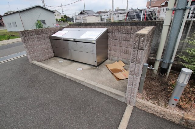 物件内観写真5　(敷地内ゴミ置き場)