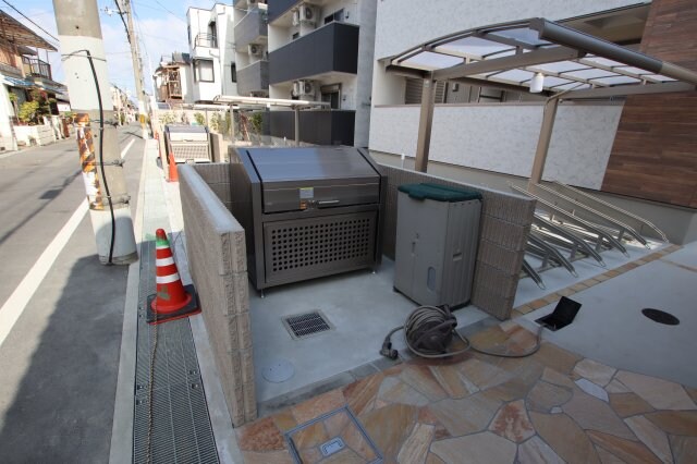 物件内観写真5　(敷地内ゴミ捨場)