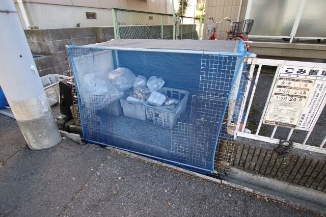 物件内観写真5　(敷地内ゴミ置き場)