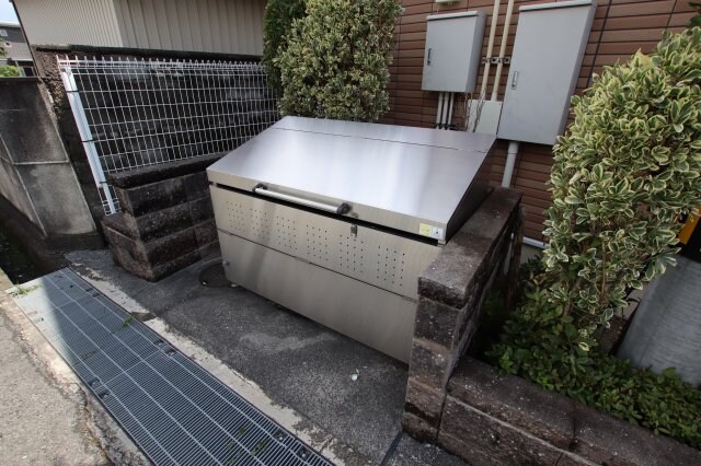 物件内観写真5　(敷地内ゴミ捨場)