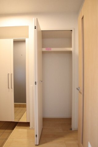 物件内観写真8　(玄関収納)
