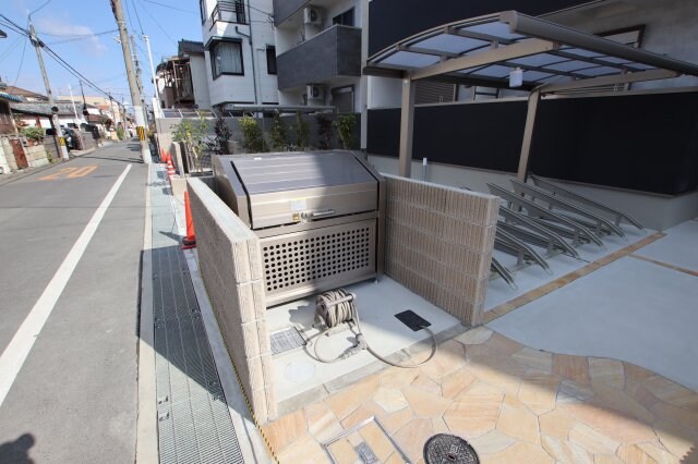 物件内観写真5　(敷地内ゴミ捨場)