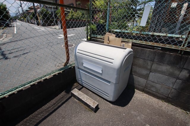 物件内観写真5　(敷地内ゴミ捨場)