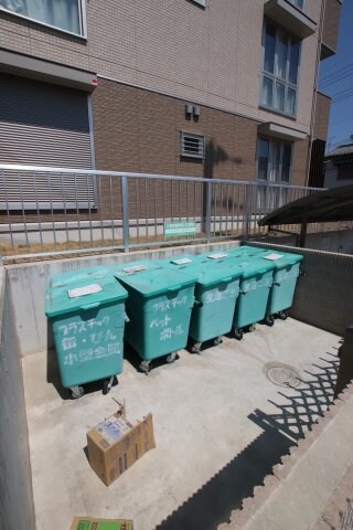 物件内観写真5　(敷地内ゴミ捨場)