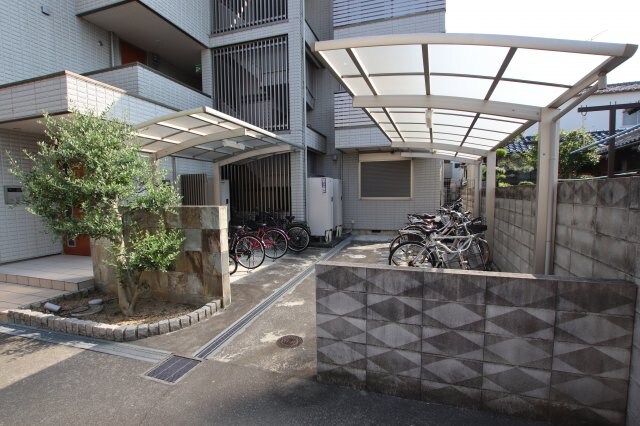 物件内観写真4　(駐輪場)