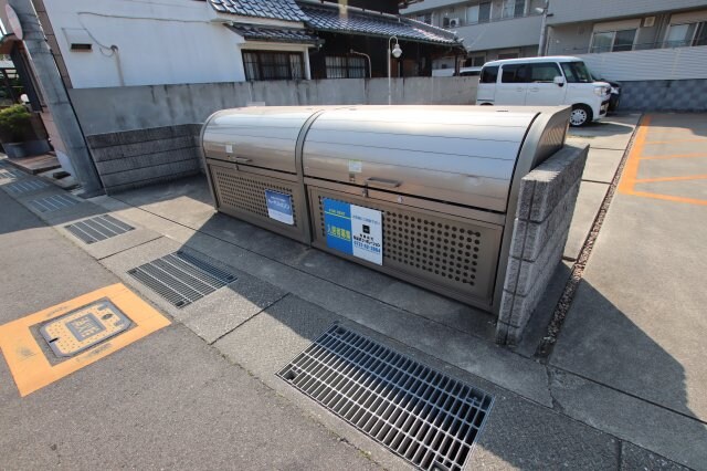 物件内観写真5　(敷地内ゴミ置き場)