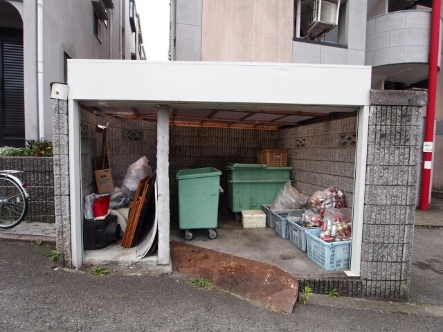 物件内観写真4　(敷地内ゴミ置き場)
