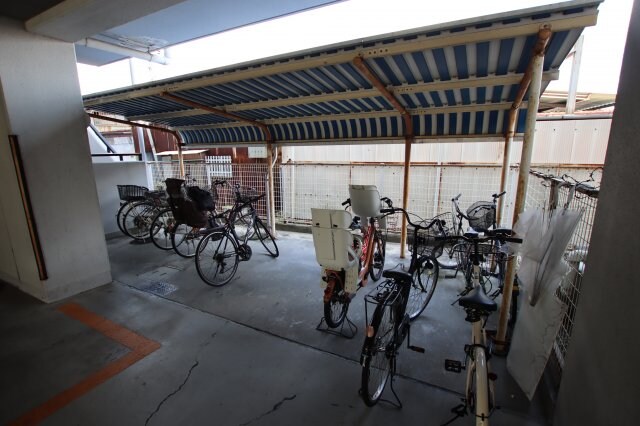 物件内観写真4　(駐輪場)