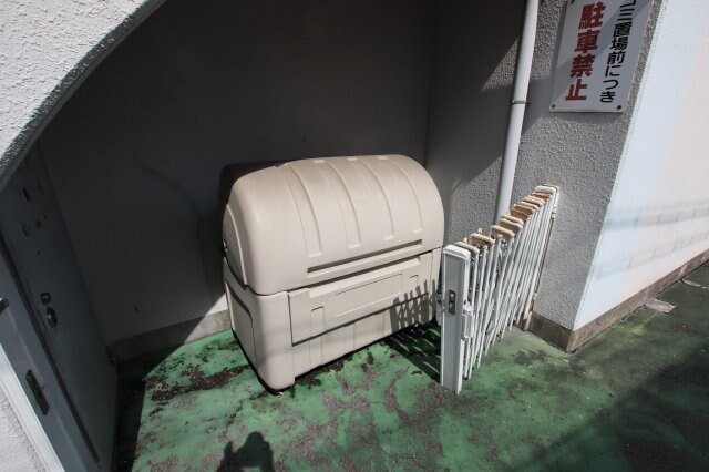 物件内観写真5　(敷地内ゴミ置き場)