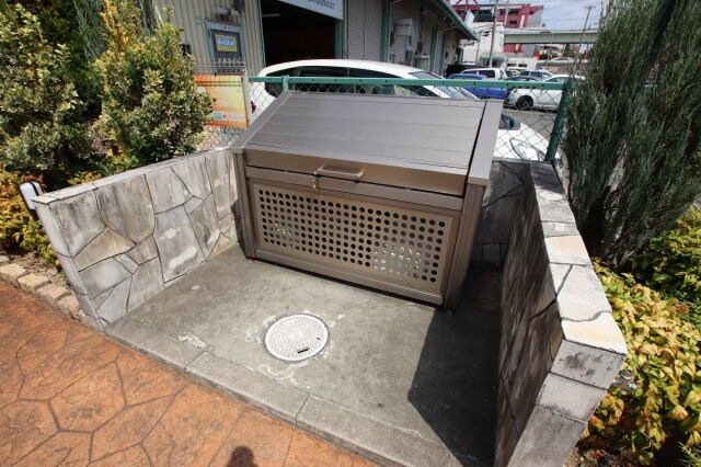 物件内観写真5　(敷地内ゴミ捨場)