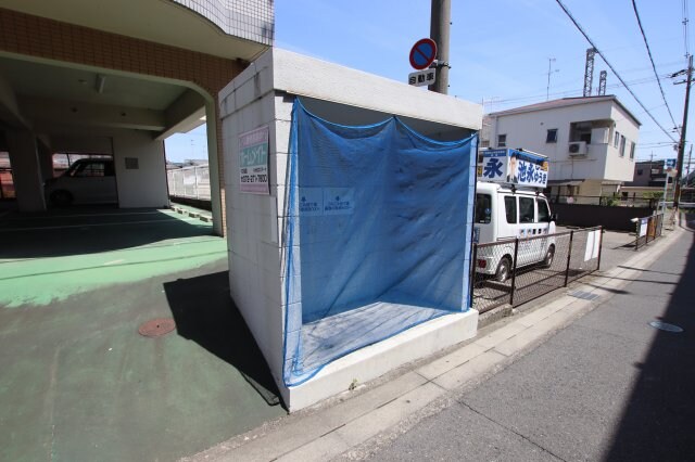 物件内観写真5　(敷地内ゴミ捨場)