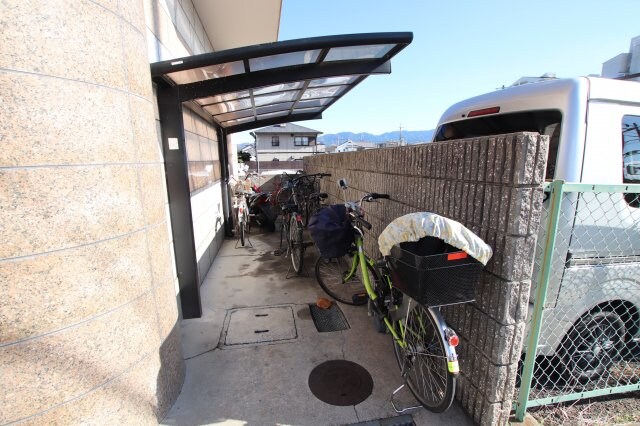 物件内観写真3　(駐輪場)