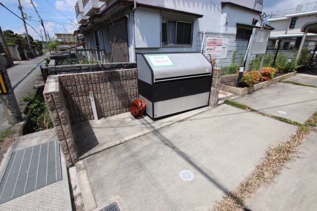 物件内観写真5　(敷地内ゴミ捨場)