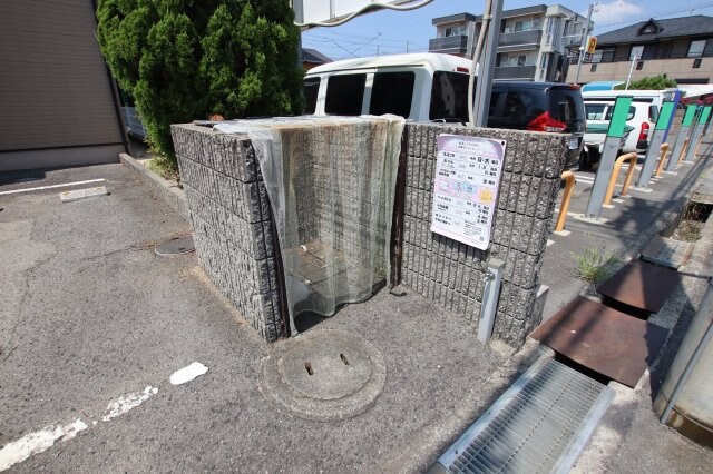 物件内観写真5　(敷地内ゴミ置き場)