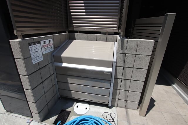 物件内観写真5　(敷地内ゴミ捨場)