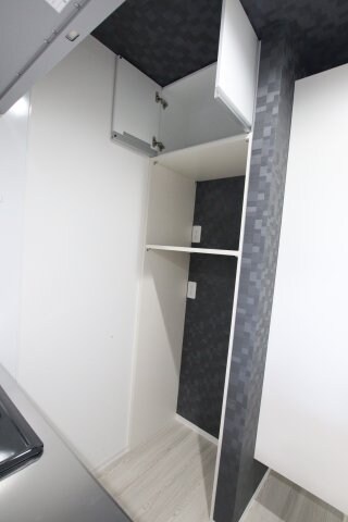 物件内観写真18　(冷蔵庫スペース＆収納)