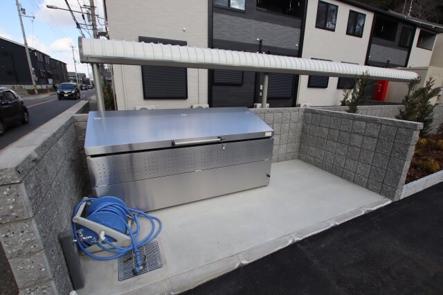 物件内観写真5　(敷地内ゴミ捨場)