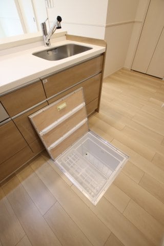 物件内観写真17　(床下収納)