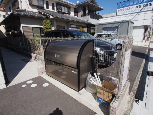 物件内観写真5　(敷地内ゴミ捨場)